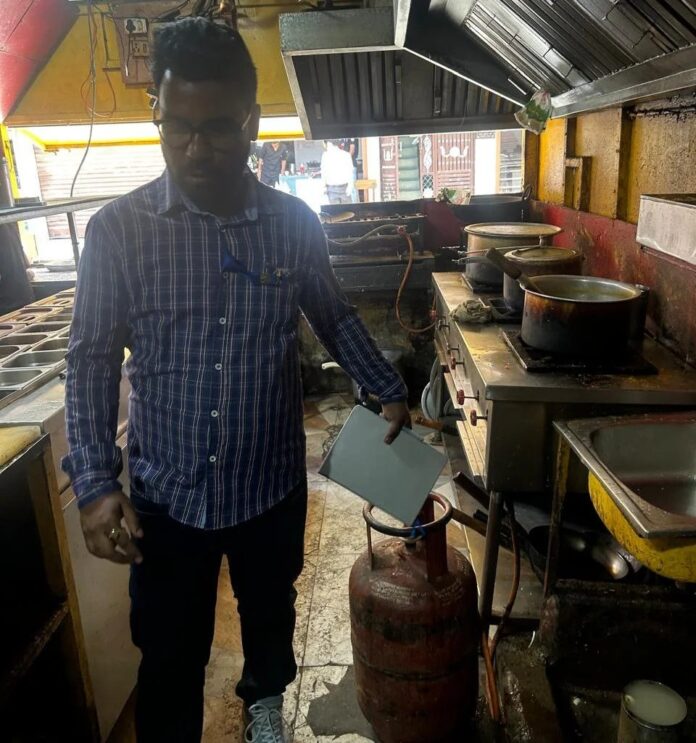 डीएम की क्यूआरटी ने नगर निगम देहरादून क्षेत्र अंतर्गत व्यावसायिक प्रतिष्ठानों से 04 घरेलू गैस सिलेंडर जब्त