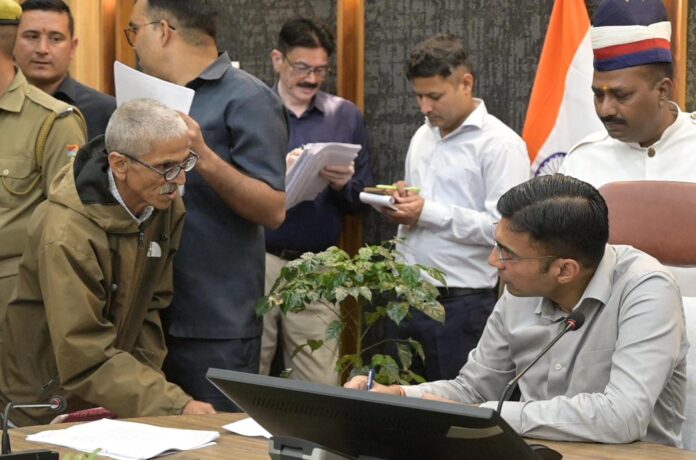 82 वर्षीय दिव्यांग बुजुर्ग नत्थीलाल का पानी का 31657 का बिल डीएम ने करवाया माफ; वन टाइम सेटलमेंट उपरान्त रू0 20170 राइफल फंड से जमा