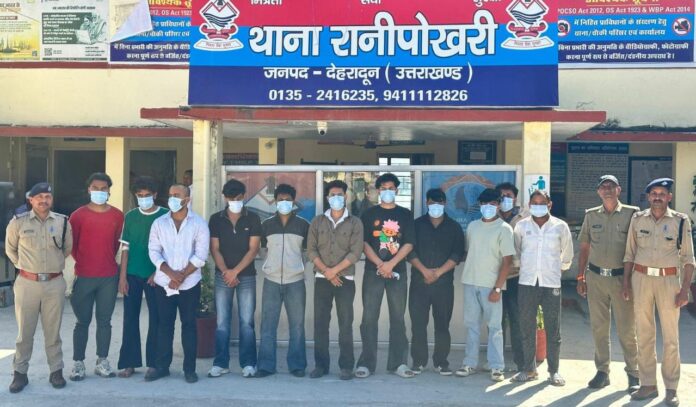 सार्वजनिक स्थान पर हुडदंग करने वालों को दून पुलिस ने पढाया कानून का पाठ