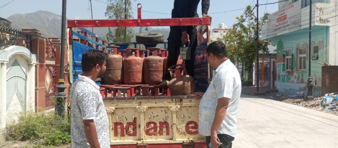 गैस की कालाबाजारी एवं अवैध रिफिलिंग पर जिलाधिकारी सख्त; संलिप्तों पर प्राथमिकी दर्ज