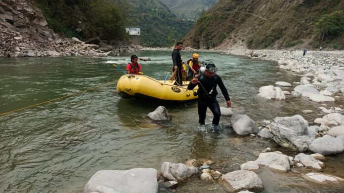 यमुना पुल के समीप ट्रक दुर्घटना में लापता व्यक्ति की SDRF द्वारा सर्चिंग जारी