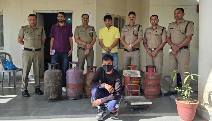 एलपीजी सिलेंडर कालाबाजारी व अवैध गैस रिफिलिंग पर जिला प्रशासन का सख्त एक्शन; प्राथमिकी दर्ज