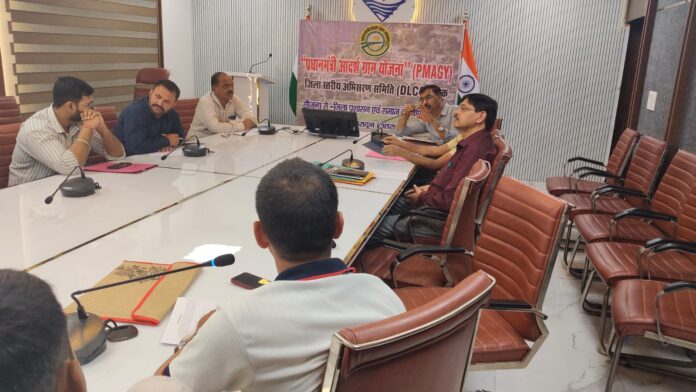 प्रधानमंत्री आदर्श ग्राम योजना के तहत 14 ग्रामों के समग्र विकास पर जोर