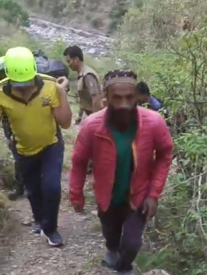 त्यूणी क्षेत्रांतर्गत गहरी खाई में गिरा वाहन, SDRF ने किया शव बरामद