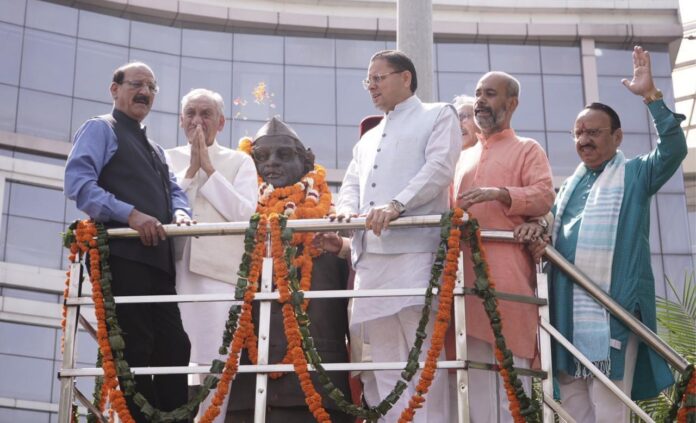 हिमालय पुत्र” श्रद्धेय हेमवती नंदन बहुगुणा जी की 107वीं जयंती के अवसर पर सूबे के मुख्यमंत्री पुष्कर सिंह धामी, पूर्व मुख्यमंत्री विजय बहुगुणा, कैबिनेट मंत्री सुबोध उनियाल एवं कैबिनेट मंत्री सौरभ बहुगुणा ने देहरादून में उनकी प्रतिमा पर माल्यार्पण कर भावभीनी श्रद्धांजलि अर्पित की