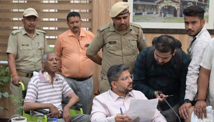 जनता दरबार में छलका बुजुर्ग का दर्द, पुत्र-पुत्रबधू पर उत्पीड़न का आरोप, वरिष्ठ नागरिक अधिनियम में कार्रवाई तय