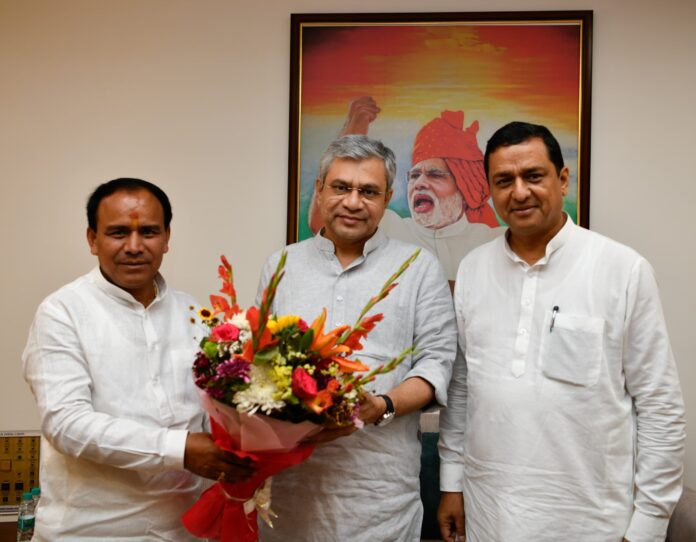 केन्द्रीय रेल मंत्री अश्विनी वैष्णव से मिले गढ़वाल सांसद अनिल बलूनी व कैबिनेट मंत्री डाॅ. धन सिंह रावत