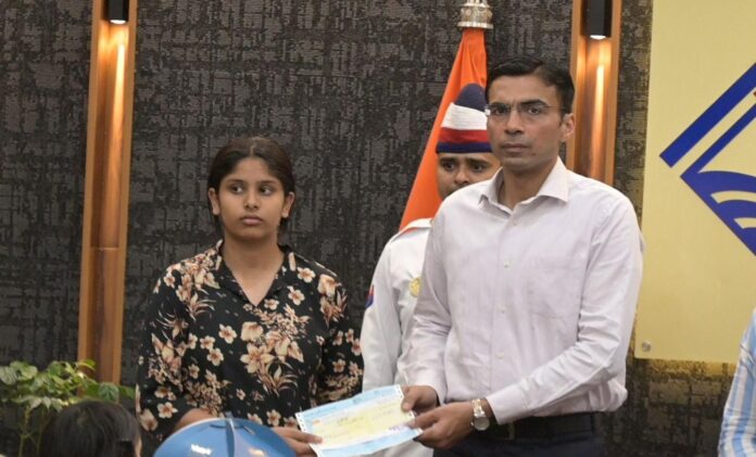 राजकीय शिशु सदन केदारपुरम, की दिवंगत संविदा कार्मिक की पुत्री को 25 हजार आर्थिक सहायता