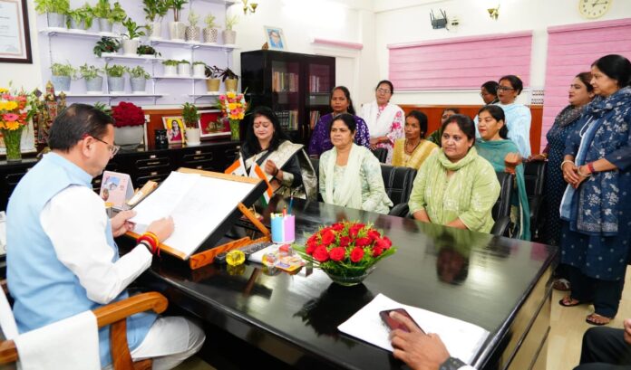 मुख्यमंत्री से आंगनबाड़ी कार्यकर्ती/सेविका/मिनी कर्मचारी संगठन, उत्तराखण्ड के प्रतिनिधिमंडल ने संगठन की अध्यक्ष रेखा नेगी के नेतृत्व में भेंट कर अपनी विभिन्न मांगों एवं समस्याओं से अवगत कराया