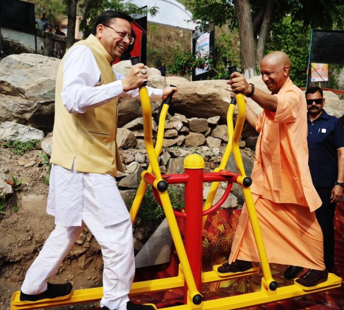 शिव मंदिर में पूजन और पैतृक गाँव में महायज्ञ: यमकेश्वर पहुंचे