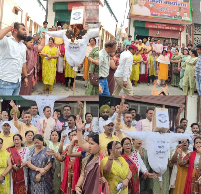 बीजेपी पार्टी जिला ऋषिकेश द्वारा चंपावत प्रकरण में कांग्रेस द्वारा सुनियोजित षड्यंत्र के तहत बीजेपी के कार्यकर्ताओं ने फूका कांग्रेस पार्टी का पुतला