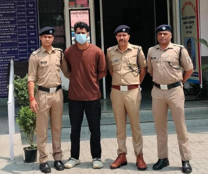 विक्रम शर्मा हत्याकाण्ड में फरार चल रहा 01 लाख रु० का ईनामी अभियुक्त चढ़ा पुलिस के हत्थे