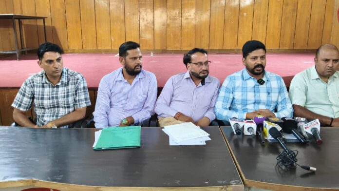 उत्तराखंड में मेडिकल लैब टेक्नोलॉजिस्ट (एमएलटी) युवाओं की उपेक्षा को लेकर नाराजगी