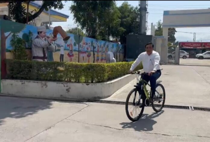 जब अफसर खुद बने मिसाल : साइकिल से दफ्तर पहुंचे बंशीधर तिवारी