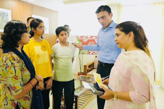 कैंसर पीड़ित विधवा सुनीता को जिला प्रशासन ने दी बड़ी राहत; बेटे को स्कूल में दाखिला, बेटी की शिक्षा ‘नंदा-सुनंदा’ से पुनर्जीवित, रायफल क्लब फंड से रू0 50 हजार की आर्थिक सहायता