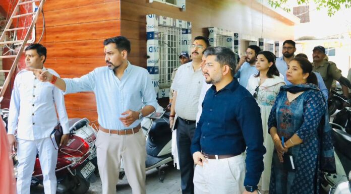 डीएम ने कलेक्ट्रेट परिसर स्थित कार्यालयों, रिकॉर्ड रूम एवं आपदा परिचालन केन्द्र का किया निरीक्षण; अधिकारियों कार्मिकों को दिए आवश्यक दिशा-निर्देश