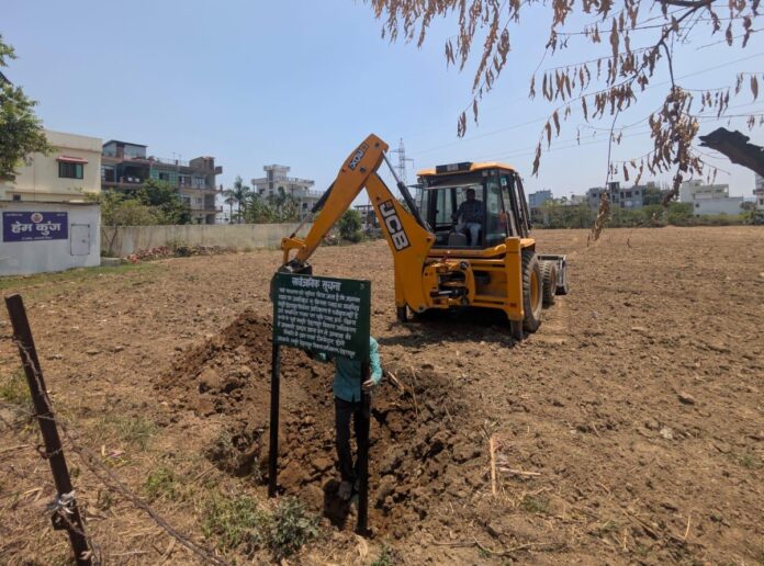 अजबपुर कला में आठ बीघा में की जा रही अवैध प्लॉटिंग पर चला एमडीडीए का बुलडोजर