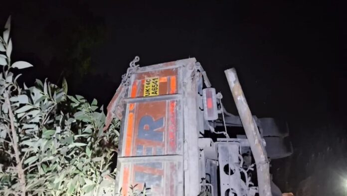 गहरी खाई में गिरे ट्रक चालक को SDRF ने किया रेस्क्यू, अंधेरे में चलाया सफल अभियान