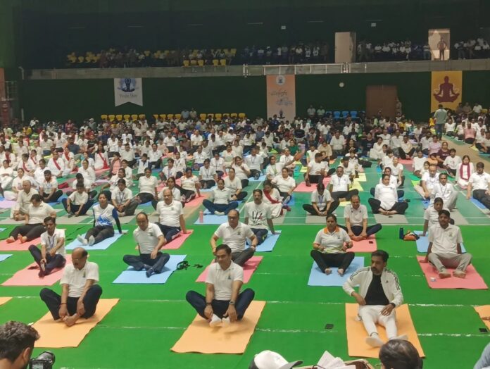 अन्तर्राष्ट्रीय योग दिवस: परेड ग्राउंड में योग से स्वास्थ्य का संदेश, किया गया सामूहिक योगाभ्यास
