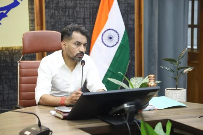 दो दिन के कार्य को 06 माह तक लटकाना पडा भारी, डीएम डॉ. आशीष चौहान ने सहायक अभियंता को दी प्रतिकूल प्रविष्टि