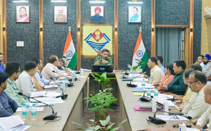 बैंकों की मनमानी पर डीएम सख्तः ‘जनता को परेशान किया तो होगी कार्रवाई, जिले का पैसा जिले के विकास में ही लगेगा’