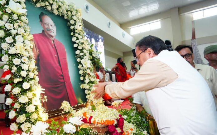 मुख्यमंत्री पुष्कर सिंह धामी ने श्रद्धांजलि सभा में उत्तराखंड के पूर्व मुख्यमंत्री एवं भारत सरकार के पूर्व मंत्री मेजर जनरल (सेवानिवृत्त) भुवन चंद्र खण्डूड़ी के चित्र पर पुष्प अर्पित कर उन्हें श्रद्धासुमन अर्पित किए