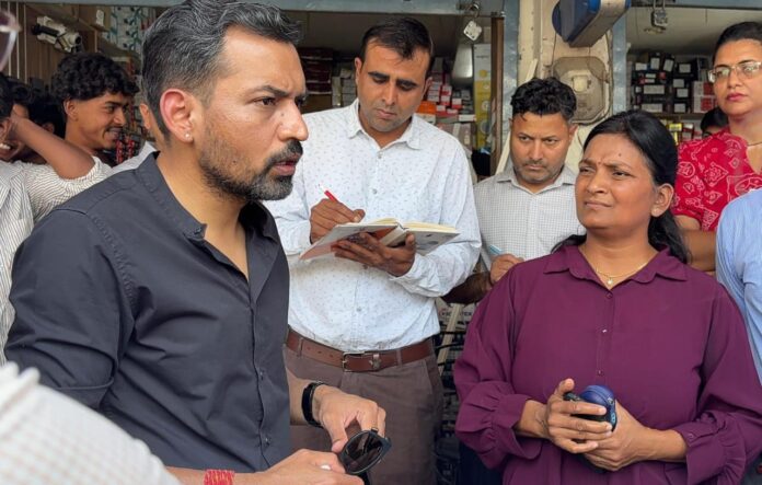 कार्यों की धीमी प्रगति पर डीएम सख्त, अधीक्षण अभियंता यूपीसील का रोका वेतन
