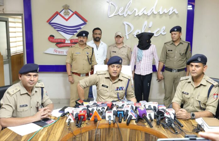 01 वर्ष पूर्व राजपुर में हुई हत्या की घटना का मास्टरमाइंड 50 हज़ार का ईनामी अभियुक्त आया दून पुलिस की गिरफ्त में