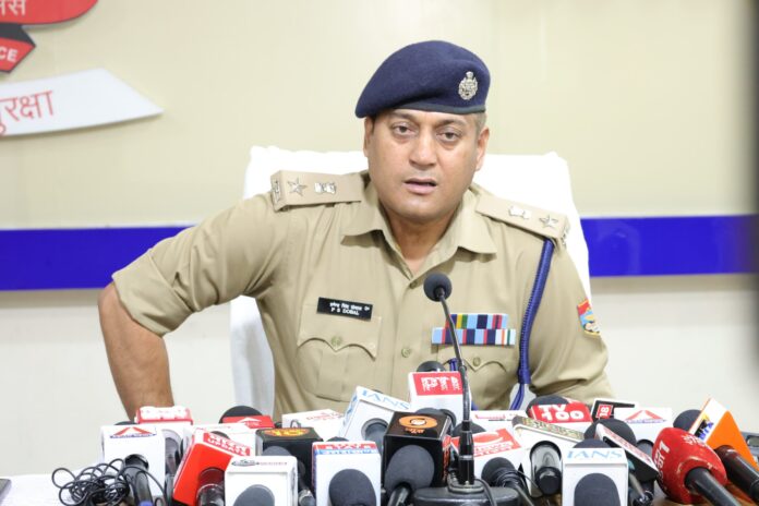 हत्या के प्रयास में वांछित 15-15 हजार के 02 ईनामी अभियुक्त पुलिस मुठभेड़ में हुये घायल