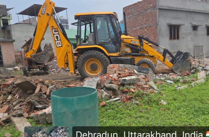 पित्थुवाला खुर्द में अवैध प्लॉटिंग पर एमडीडीए का बुलडोजर लगभग एक बीघा भूमि पर विकसित की जा रही अनधिकृत कॉलोनी ध्वस्त