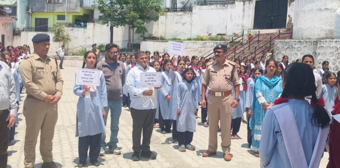 छात्र-छात्राओं के बीच पहुंचकर दून पुलिस ने चलाई जागरूकता की पाठशाला