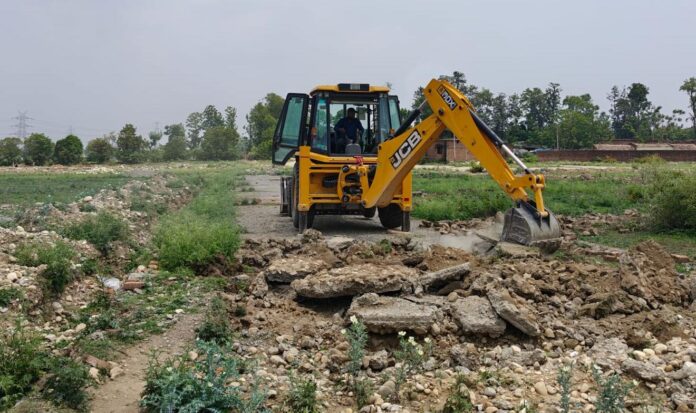 50 बीघा में काटी जा रही अवैध कॉलोनी पर एमडीडीए का बुलडोजर