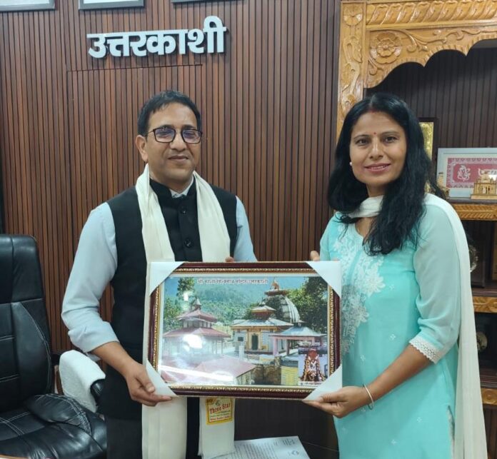 उत्तराखंड क्रांति दल जिला उत्तरकाशी की ओर से जिलाधिकारी उत्तरकाशी से शिष्टाचार भेंट कर उन्हें जिले में उनके द्वारा किए गए सराहनीय कार्यों के लिए सम्मानित किया