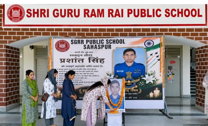 एसजीआरआर पब्लिक स्कूल सहसपुर में दी गई शहीद स्क्वाड्रन लीडर प्रशांत सिंह को श्रद्धांजलि