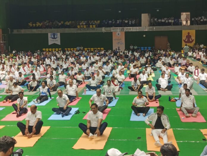 अन्तर्राष्ट्रीय योग दिवस: परेड ग्राउंड में योग से स्वास्थ्य का संदेश किया गया सामूहिक योगाभ्यास