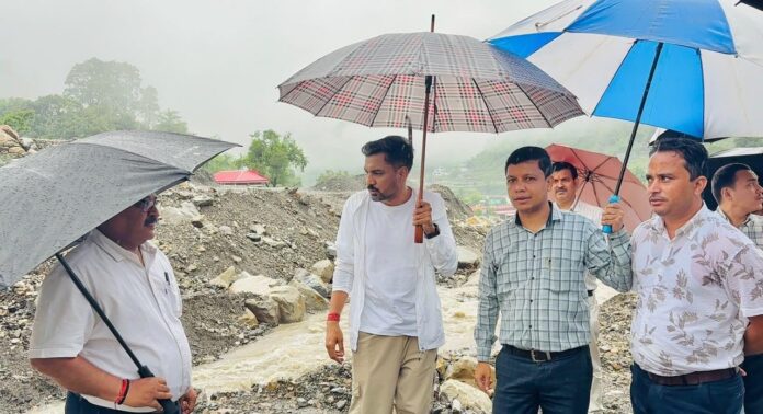 भारी बारिश के बीच ग्राउंड जीरो पर उतरे डीएम