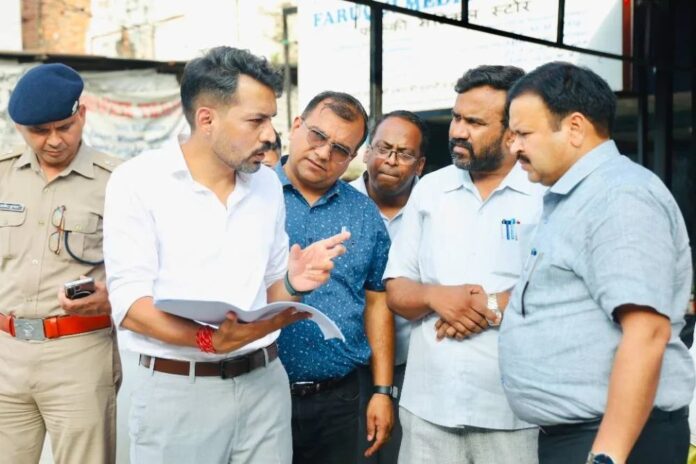 आढ़त बाजार/तहसील चौक सड़क चौड़ीकरण परियोजना कार्य प्रगति का डीएम डॉ. आशीष चौहान ने किया स्थलीय निरीक्षण; मुख्यमंत्री के विजन के अनुरूप परियोजना से जाम में आएगी कमी और शहर की यातायात व्यवस्था होगी अधिक सुगम एवं सुरक्षित