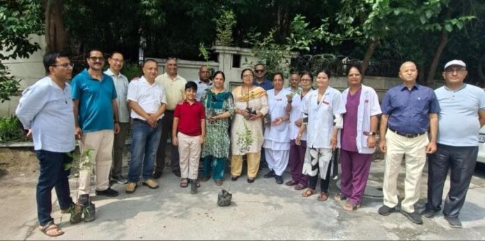 पी एम एस डॉ यतेंद्र सिंह की अगुवाई में जिला अस्पताल कोरोनेशन देहरादून में हारेला पर्व उत्साह से मनाया गया
