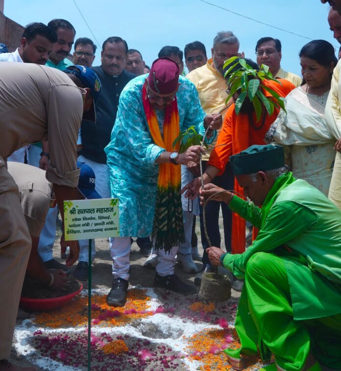 महाराज ने लोक पर्व हरेला पर पर्यावरण संरक्षण का संकल्प दिलाया