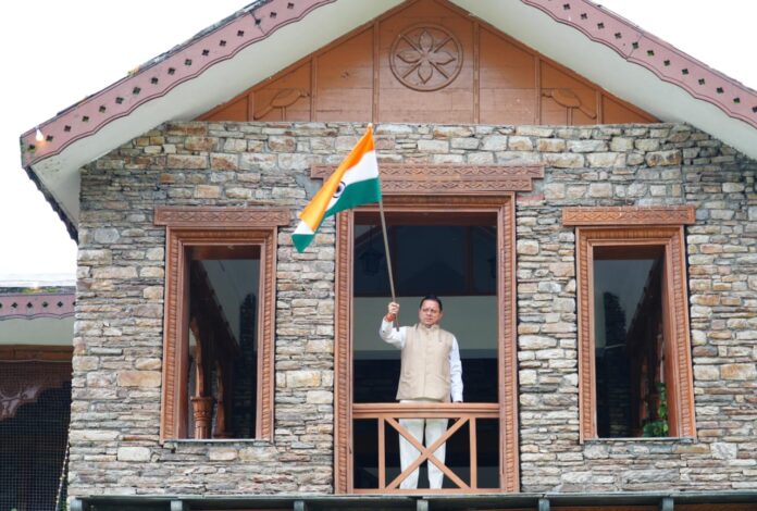 मुख्यमंत्री धामी ने मुख्यमंत्री आवास पर तिरंगा लगाकर दिया ‘हर घर तिरंगा’ का संदेश