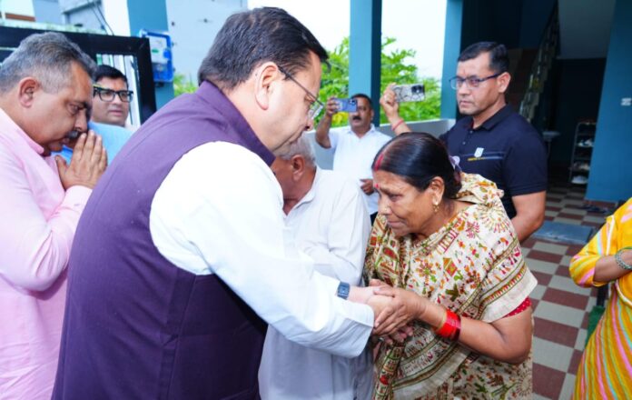 मुख्यमंत्री धामी ने 15 अगस्त की पूर्व संध्या पर शहीद अमित कुमार अणथ्वाल के परिजनों से की भेंट, किया सम्मानित