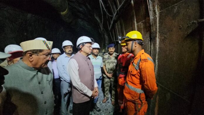 संकट की घड़ी में मौके पर पहुंचे सीएम धामी, टनल में चल रहे रेस्क्यू ऑपरेशन का लिया जायजा