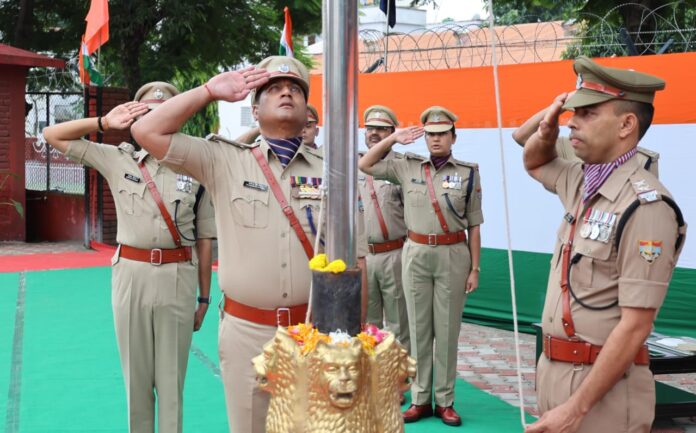 80 वें स्वतंत्रता दिवस के अवसर पर एसएसपी देहरादून द्वारा पुलिस लाइन देहरादून में किया ध्वजारोहण