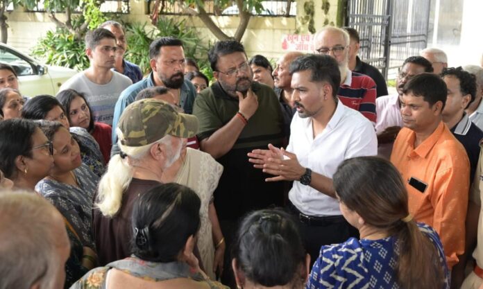 सीमाद्वार में जलभराव पर डीएम सख्त, नगर निगम को 24 घंटे में सफाई और डिवाटरिंग के निर्देश