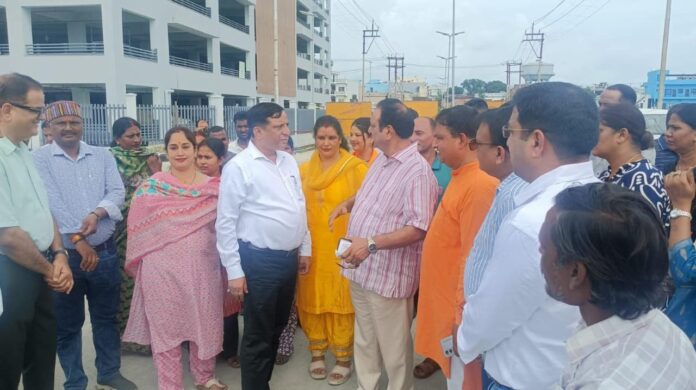 आढ़त बाजार के विकास कार्यों का विधायक विनोद चमोली और एमडीडीए उपाध्यक्ष बंशीधर तिवारी ने किया स्थलीय निरीक्षण