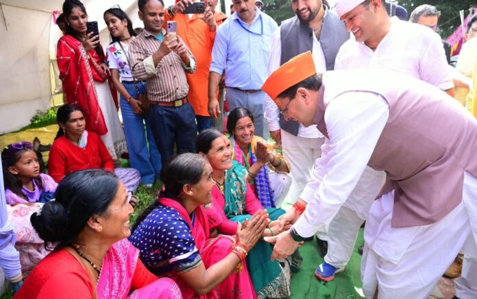 देवीधुरा में फलों-फूलों से बरसी बग्वाल, ऐतिहासिक पाषाण युद्ध के साक्षी बने लाखों श्रद्धालु