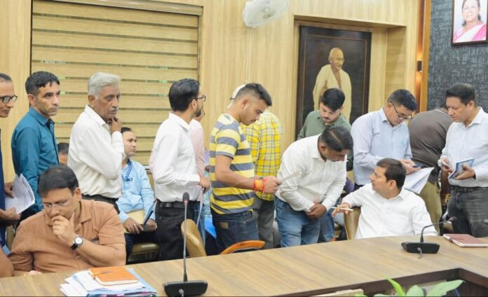 भूमि विवाद से आर्थिक सहायता तक, समाधान दिवस में सुनी गईं 87 जनसमस्याएं