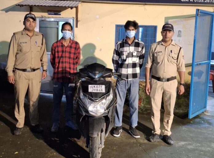 नियमो के उल्लंघन पर सख्त दून पुलिस दोनों युवकों के स्कूटी में शराब पीने का वीडियो सोशल मीडिया में हुआ था वायरल