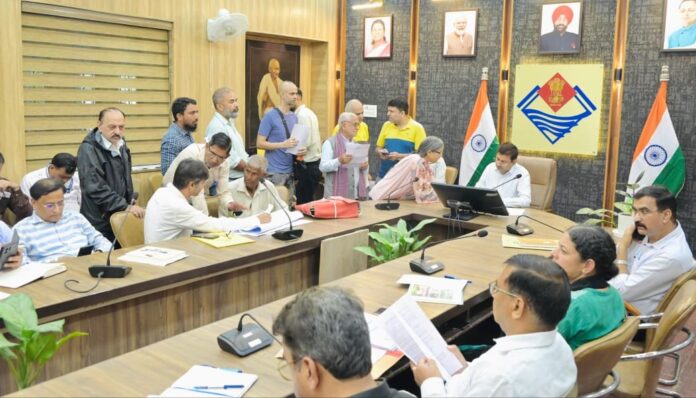 समाधान दिवस में 102 शिकायतें दर्ज, अधिकारियों को समयबद्ध निस्तारण के निर्देश