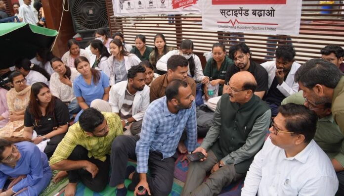 मंत्री सुबोध उनियाल ने दून अस्पताल पहुंचकर पीजी, एसआर और जेआर डॉक्टरों को दिया स्टाइपेंड बढ़ाने का भरोसा, धरना स्थगित